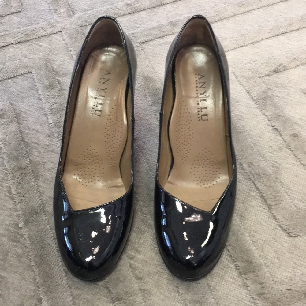 Anyi Lu black patent shoes with tortoise heels